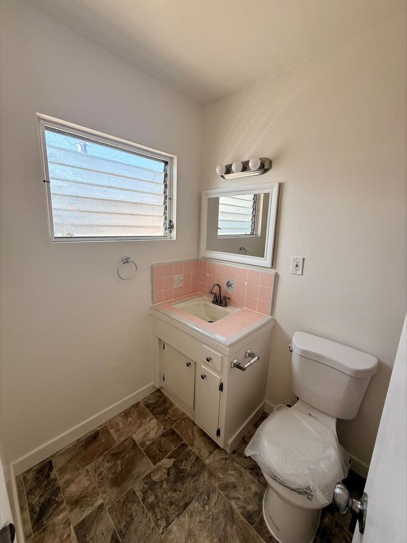 Los Angeles Apartment: 139 & 143 N. Mariposa Ave.