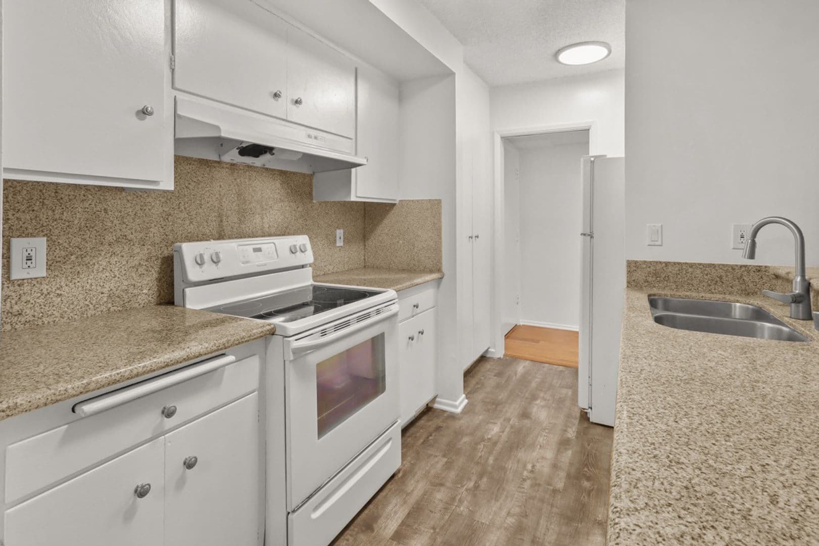 Los Angeles Apartment: 11946 Montana Ave