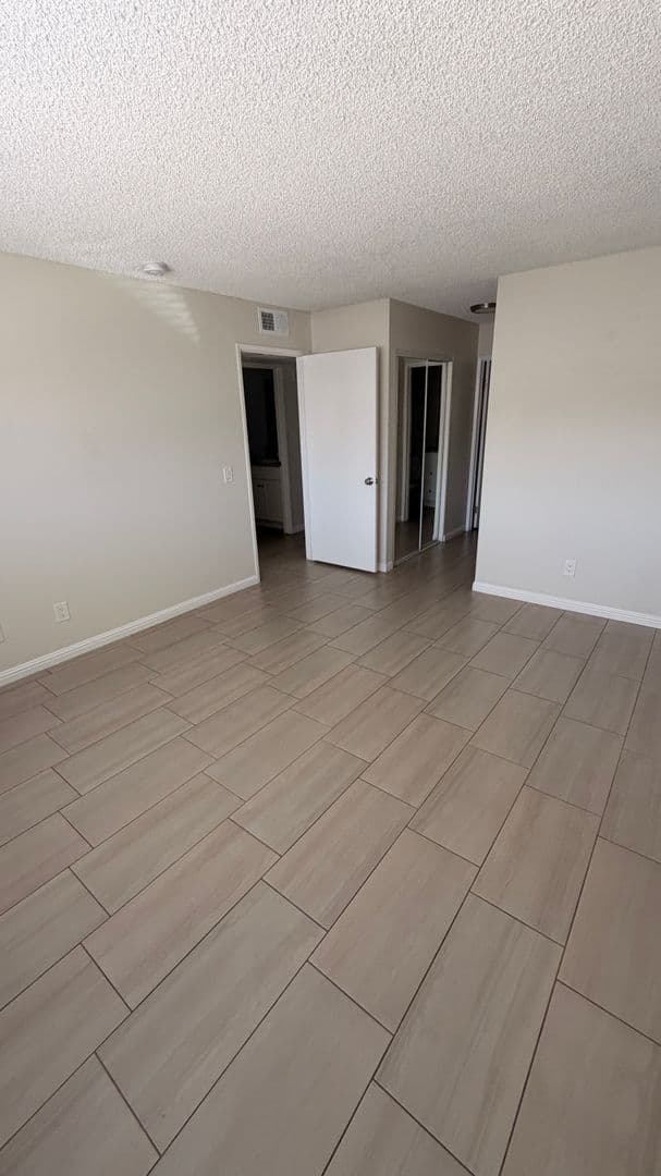 Sunland Apartment: 8608 Foothill Blvd