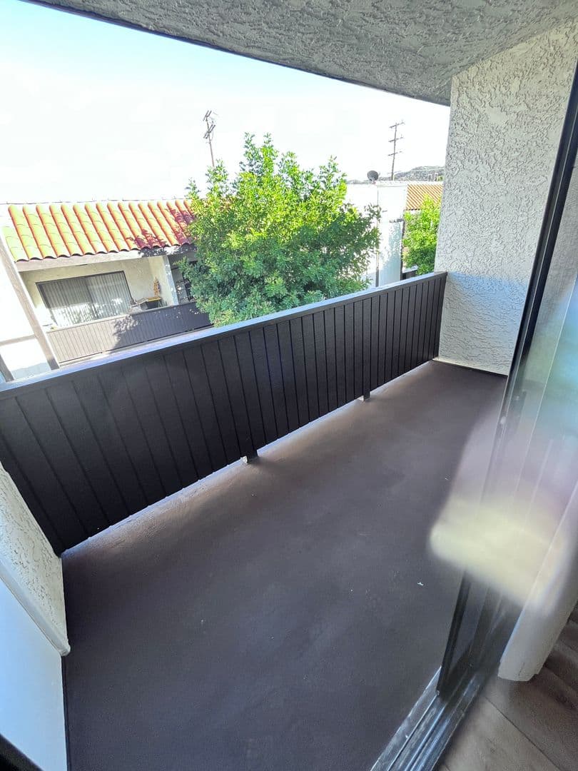 Sunland Apartment: 8608 Foothill Blvd
