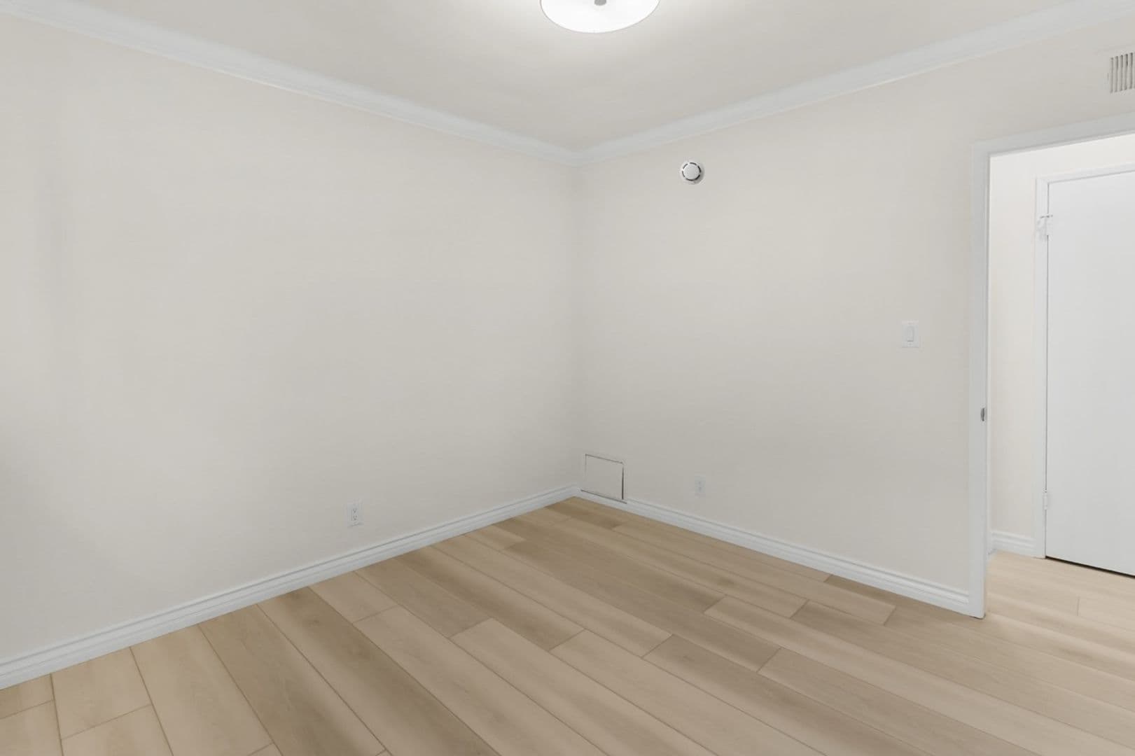 Los Angeles Apartment: 11711 Goshen Ave.