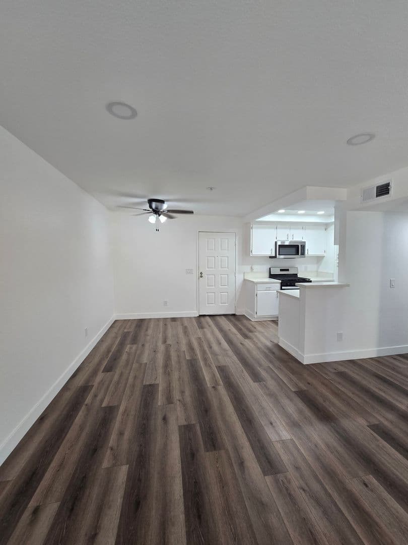 Panorama City Apartment: 9429 Van Nuys Blvd
