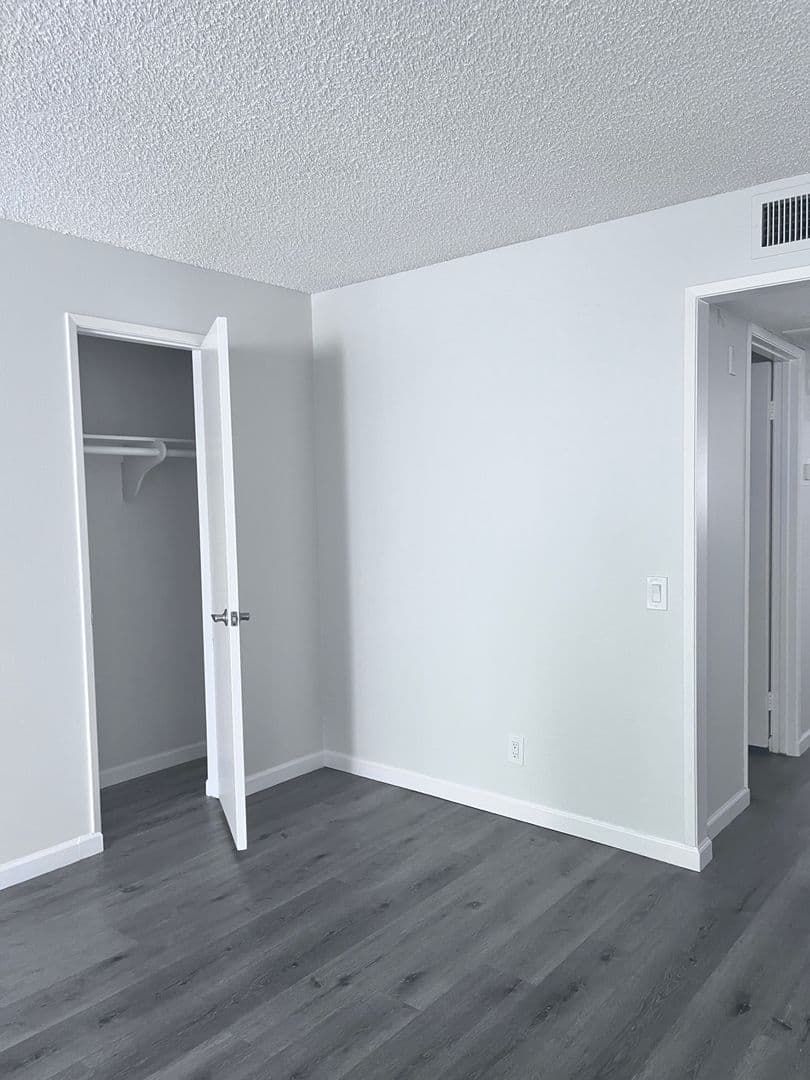 Sunland Apartment: 8608 Foothill Blvd