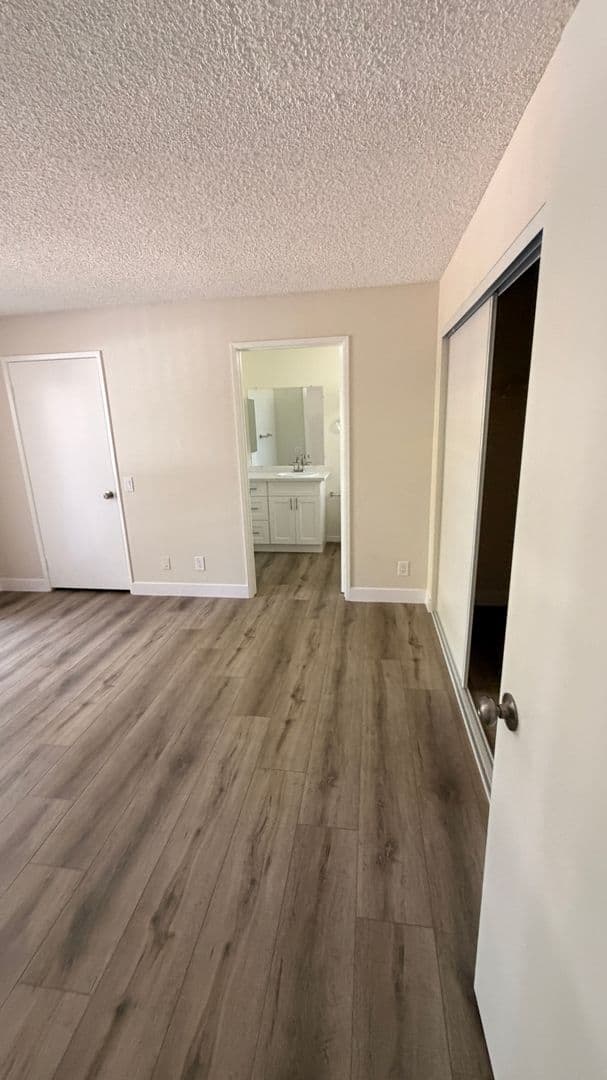 Sunland Apartment: 8608 Foothill Blvd