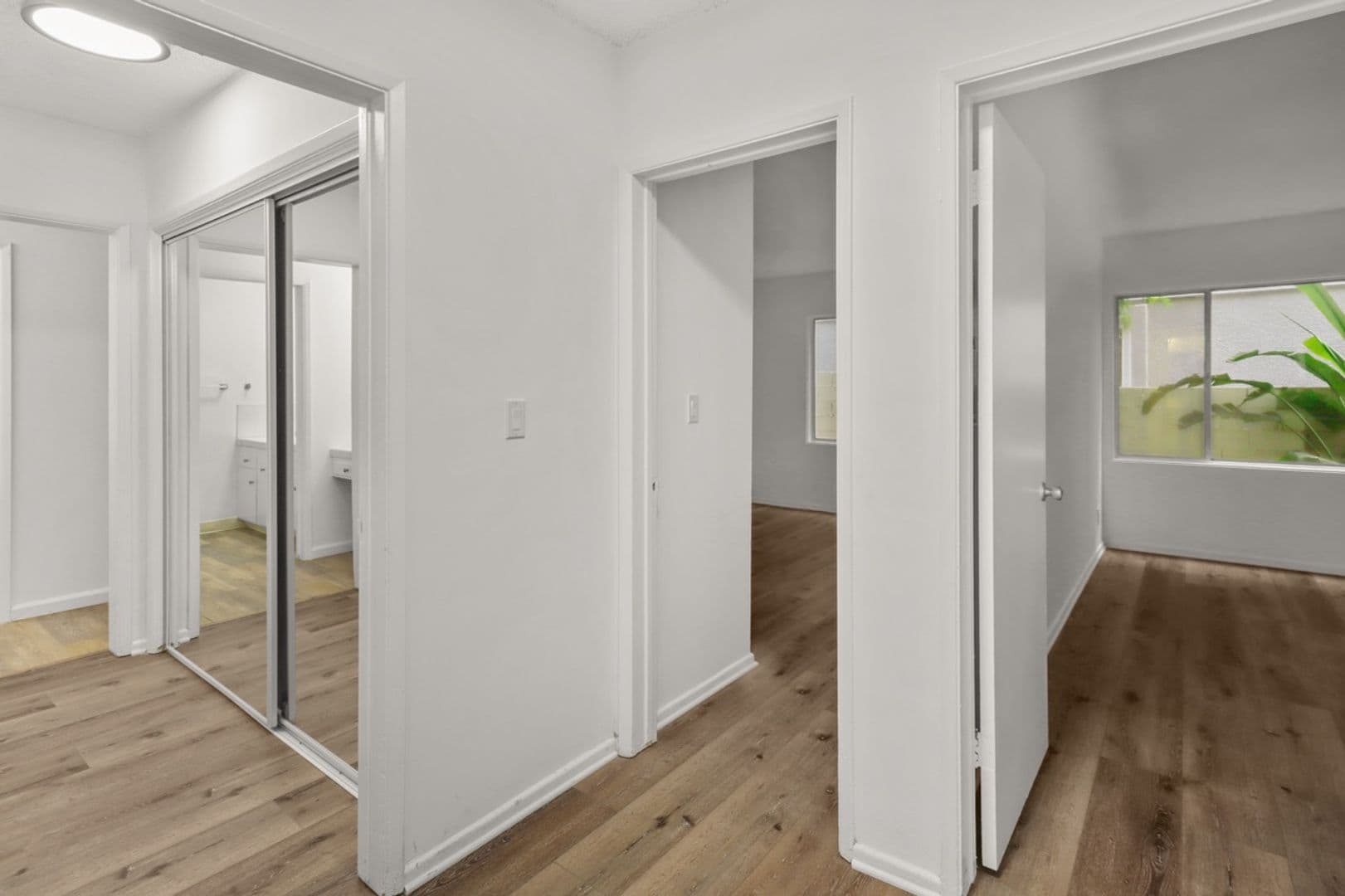 Los Angeles Apartment: 11946 Montana Ave