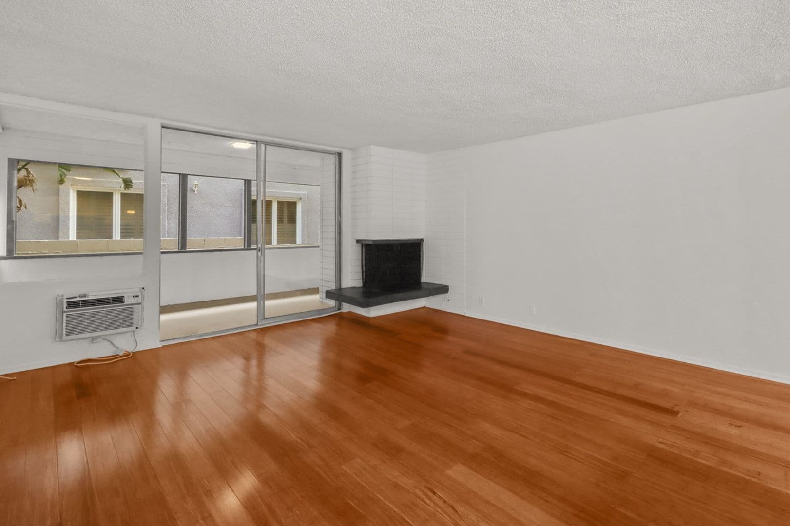 Los Angeles Apartment: 11946 Montana Ave