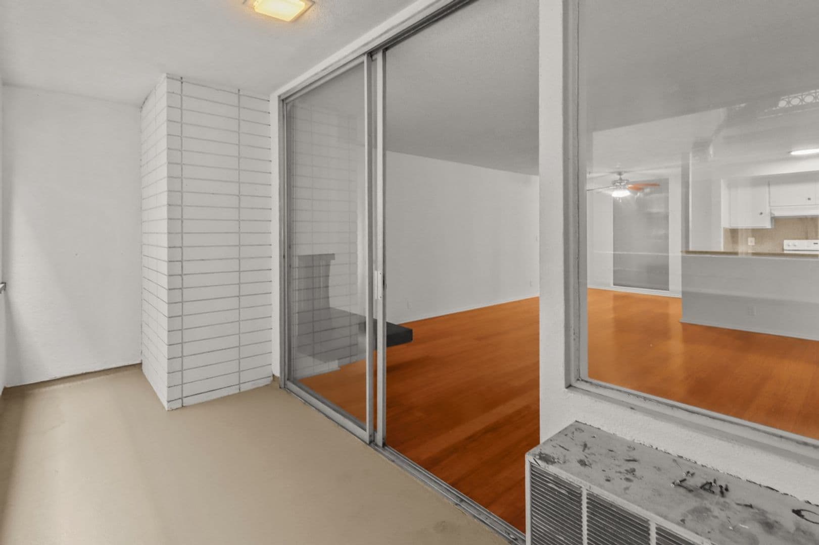 Los Angeles Apartment: 11946 Montana Ave