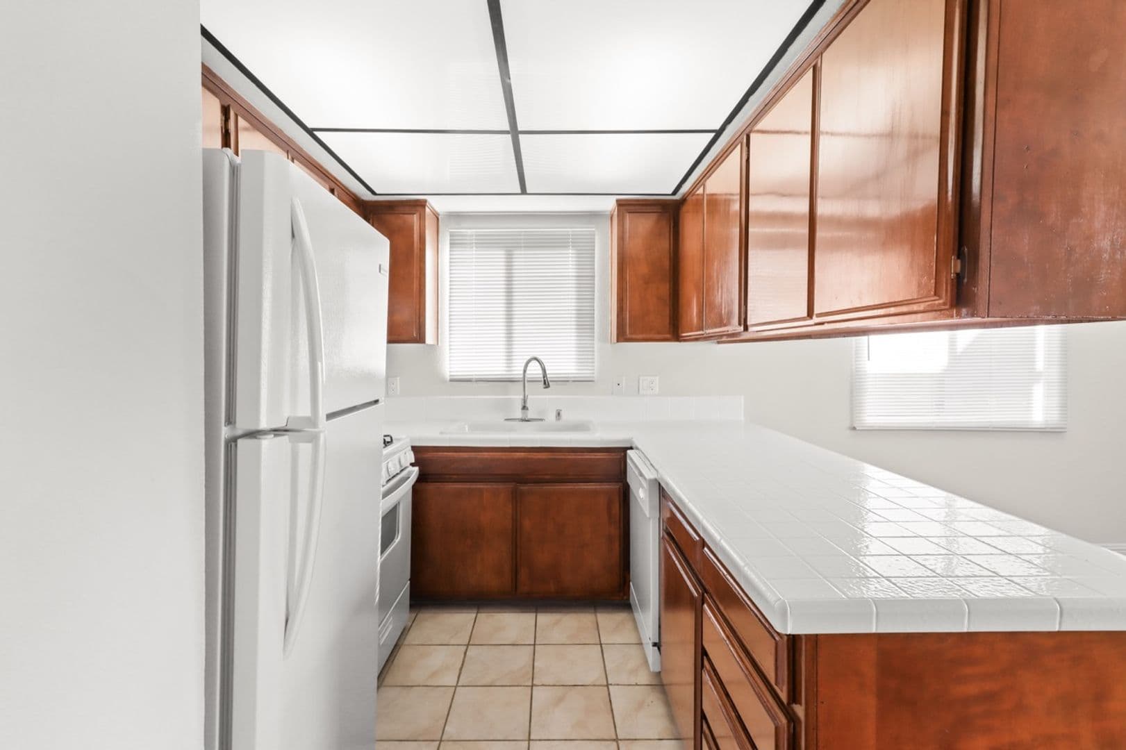 Los Angeles Apartment: 10727 - 31 Lawler St