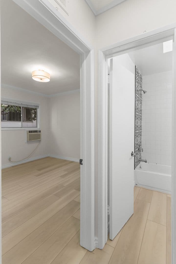 Los Angeles Apartment: 11711 Goshen Ave.