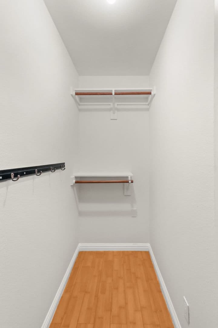 Los Angeles Apartment: 10727 - 31 Lawler St