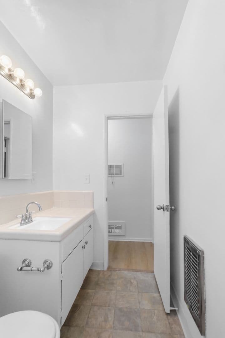 Los Angeles Apartment: 3709 Midvale Ave