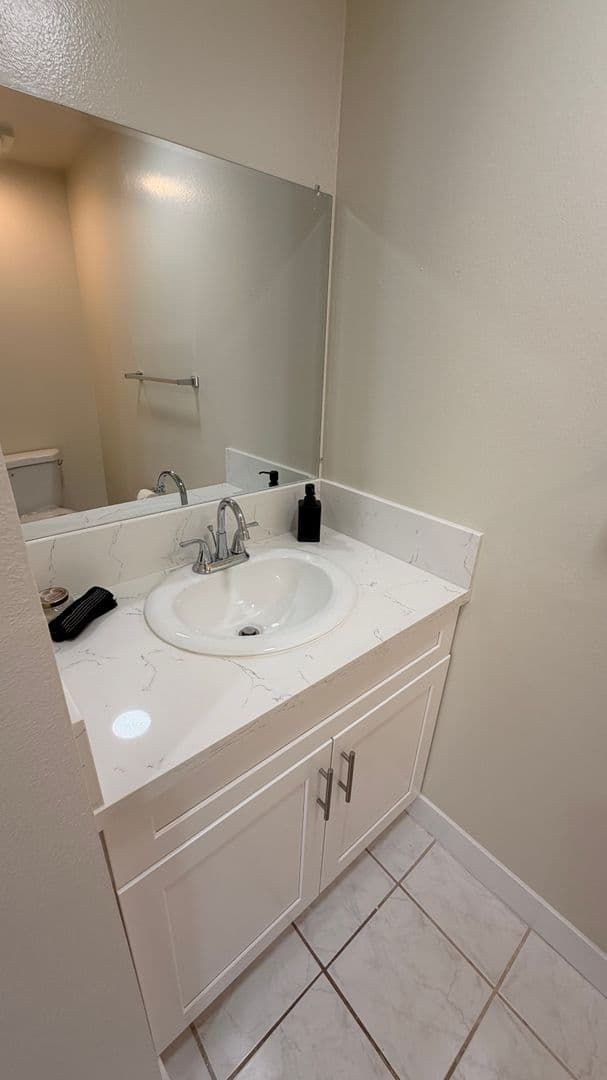 Sunland Apartment: 8608 Foothill Blvd