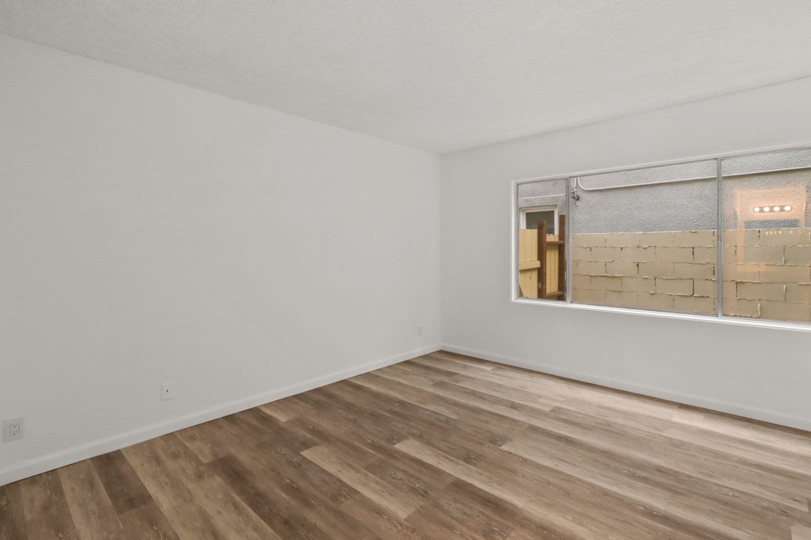 Los Angeles Apartment: 11946 Montana Ave