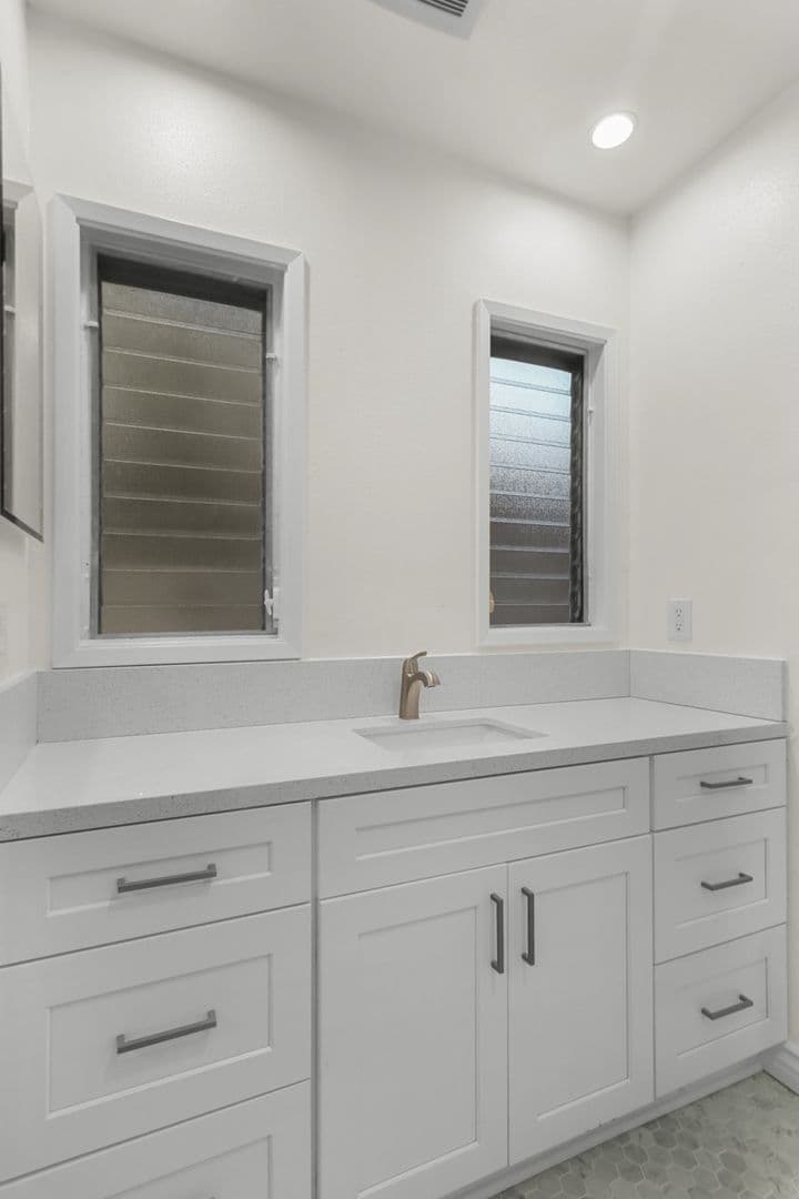 Los Angeles Apartment: 11711 Goshen Ave.