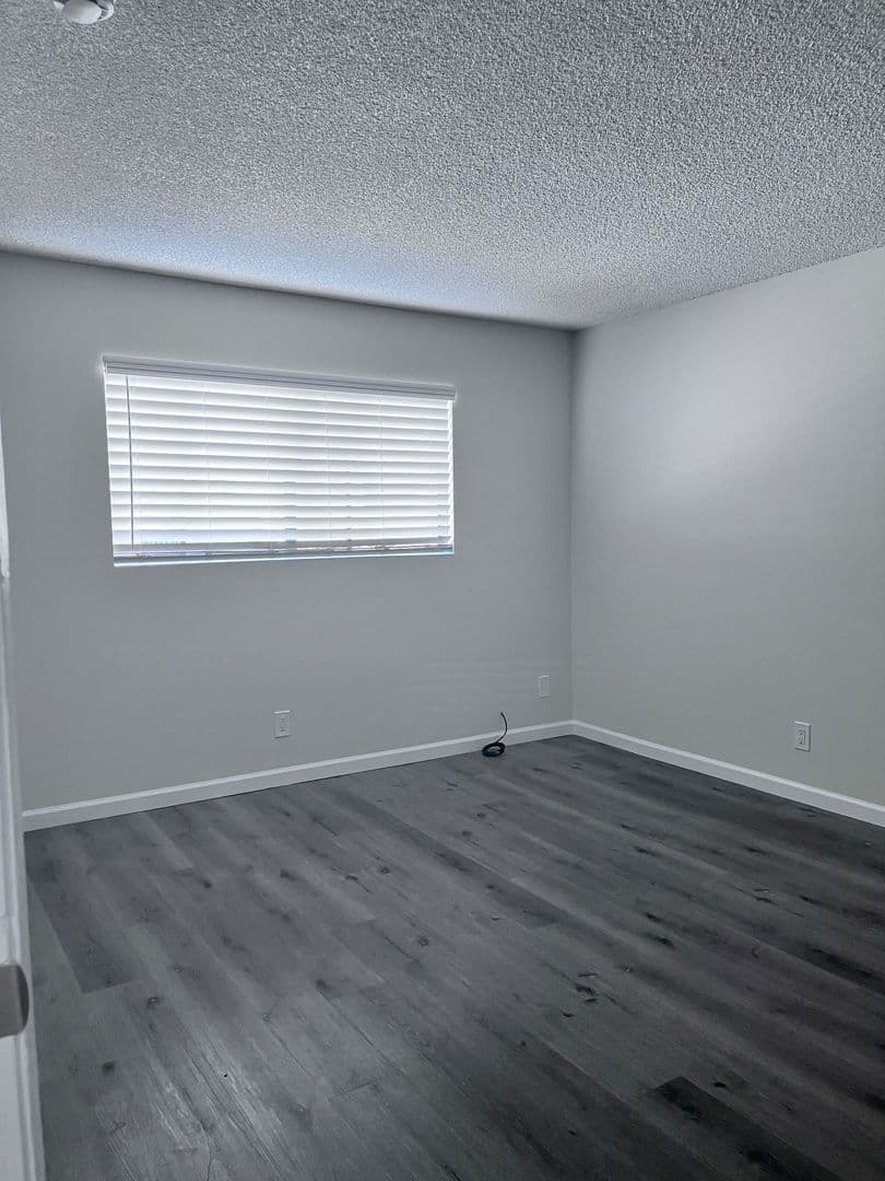 Sunland Apartment: 8608 Foothill Blvd
