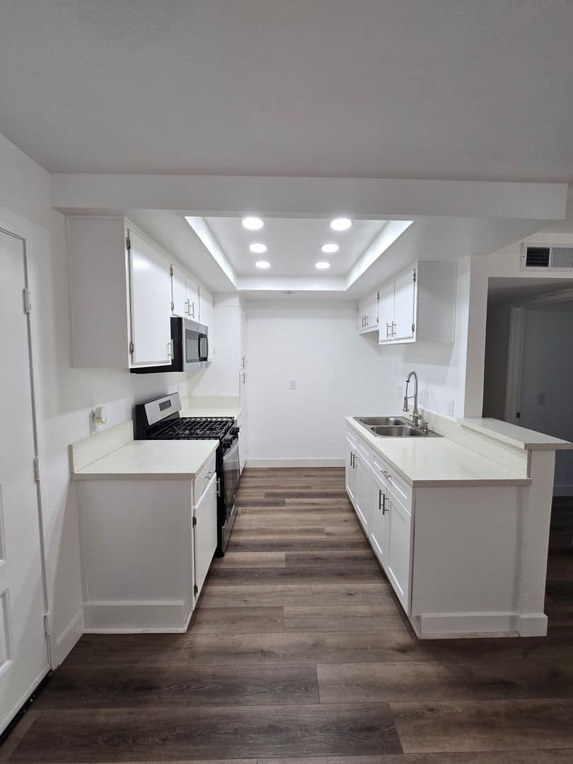 Panorama City Apartment: 9429 Van Nuys Blvd