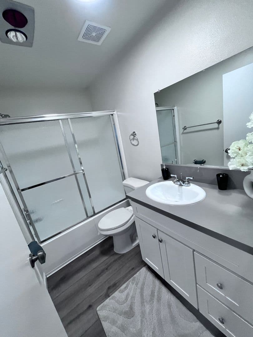 Sunland Apartment: 8608 Foothill Blvd