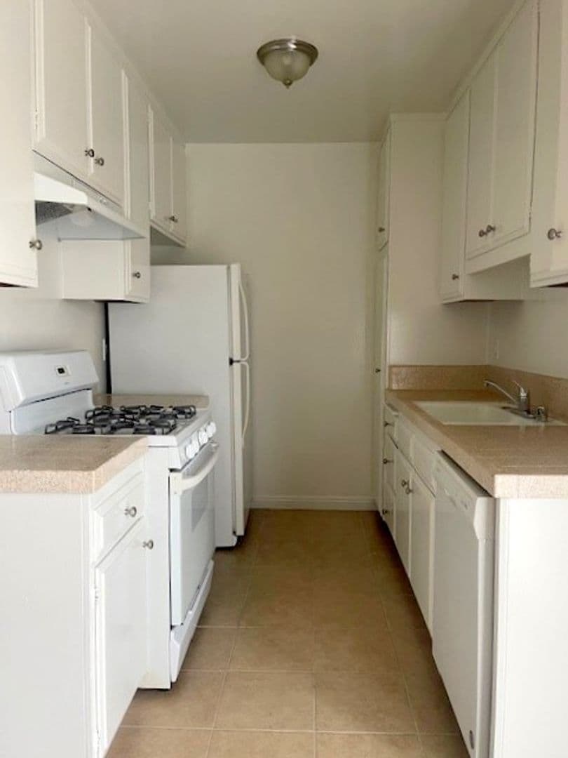 Los Angeles Apartment: 1524 Bundy Dr.