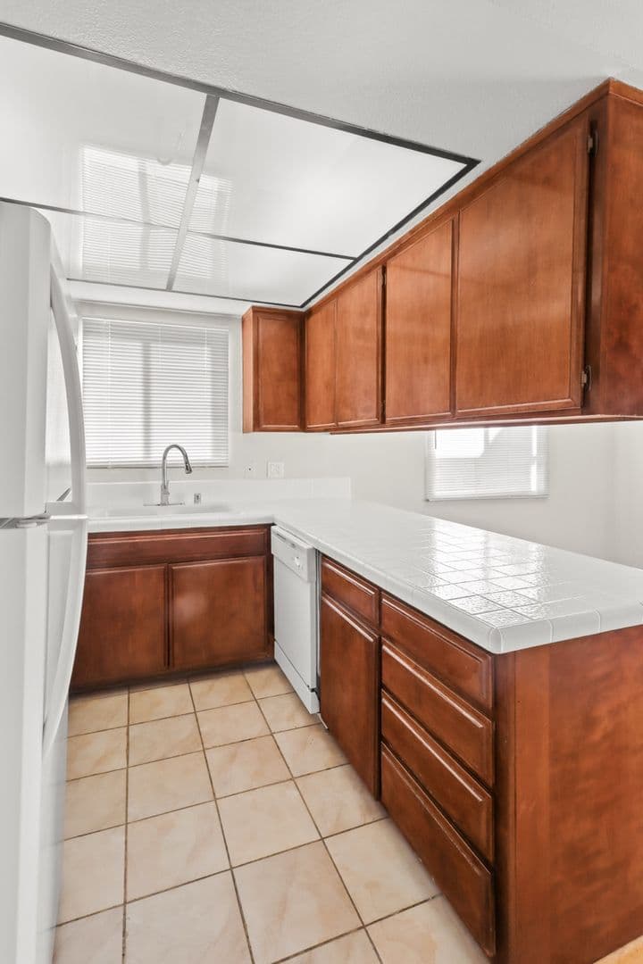 Los Angeles Apartment: 10727 - 31 Lawler St