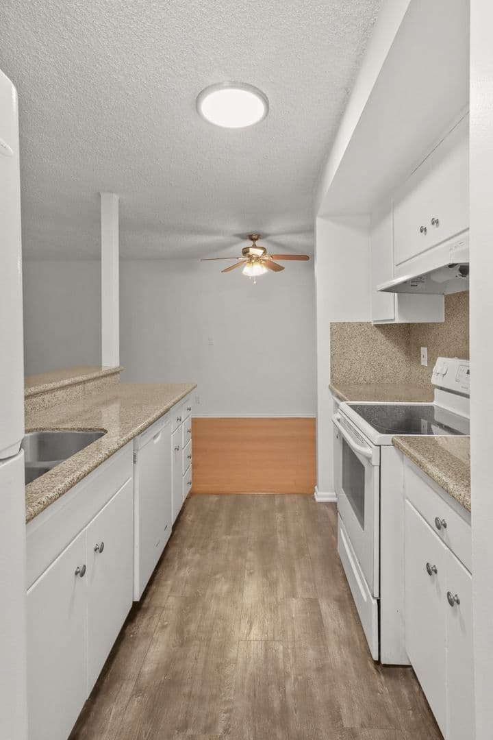 Los Angeles Apartment: 11946 Montana Ave