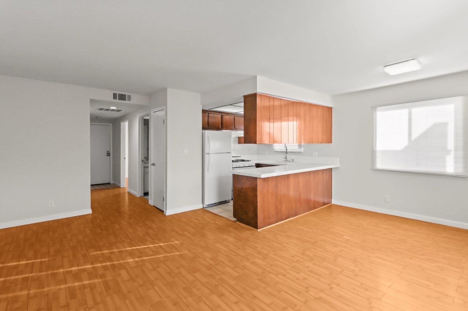 Los Angeles Apartment: 10727 - 31 Lawler St