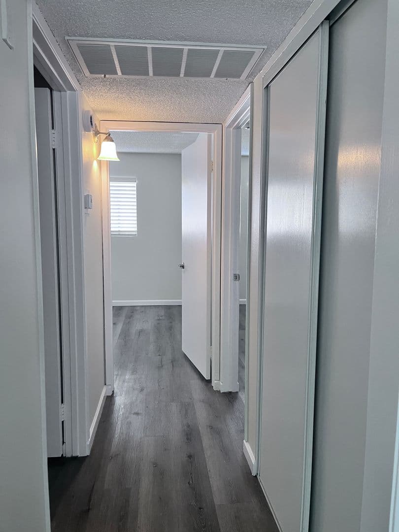 Sunland Apartment: 8608 Foothill Blvd