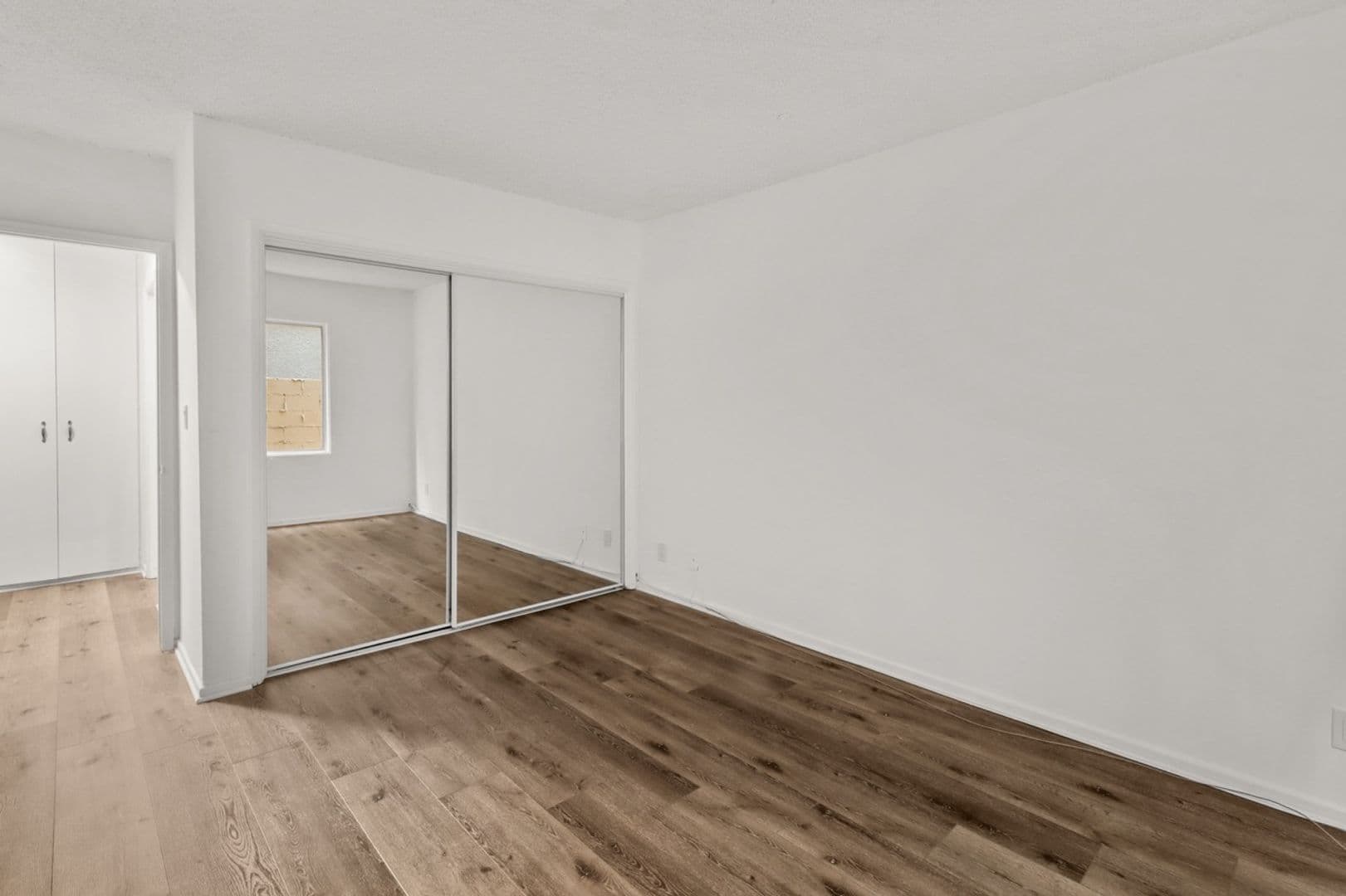 Los Angeles Apartment: 11946 Montana Ave