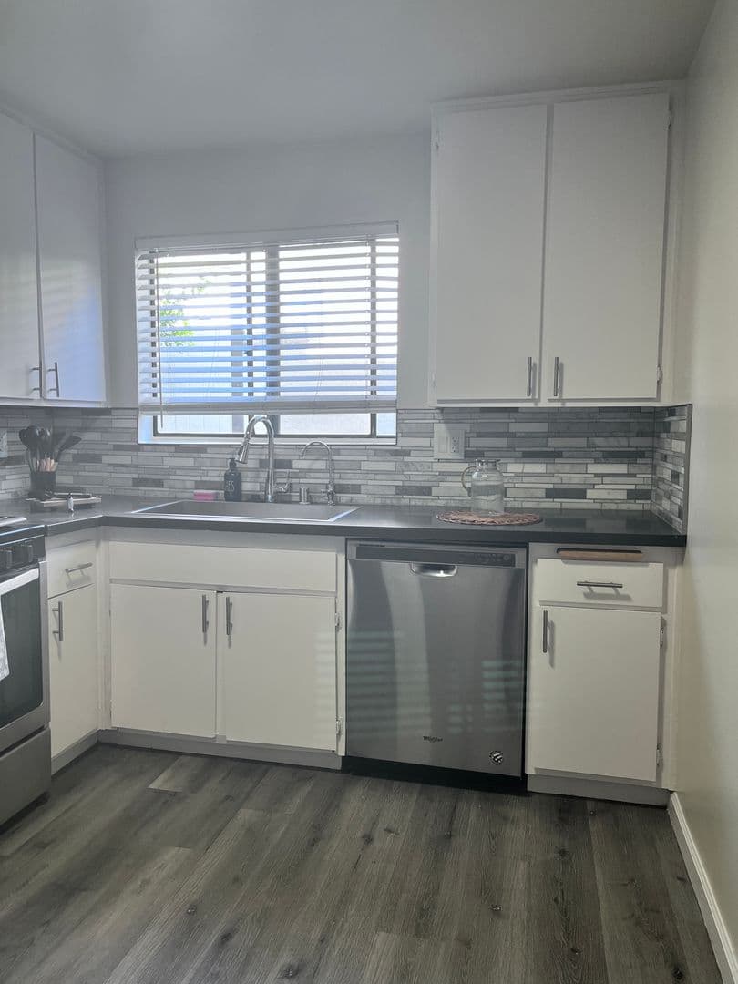 Sunland Apartment: 8608 Foothill Blvd