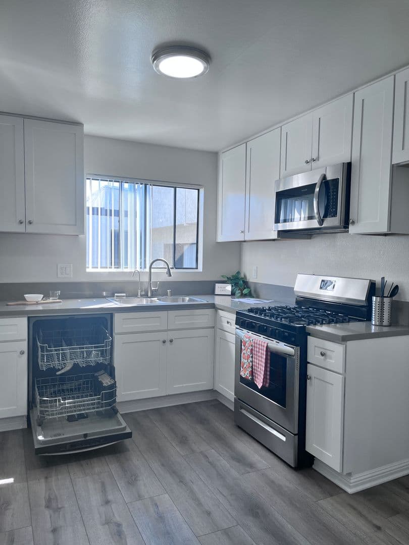 Sunland Apartment: 8608 Foothill Blvd