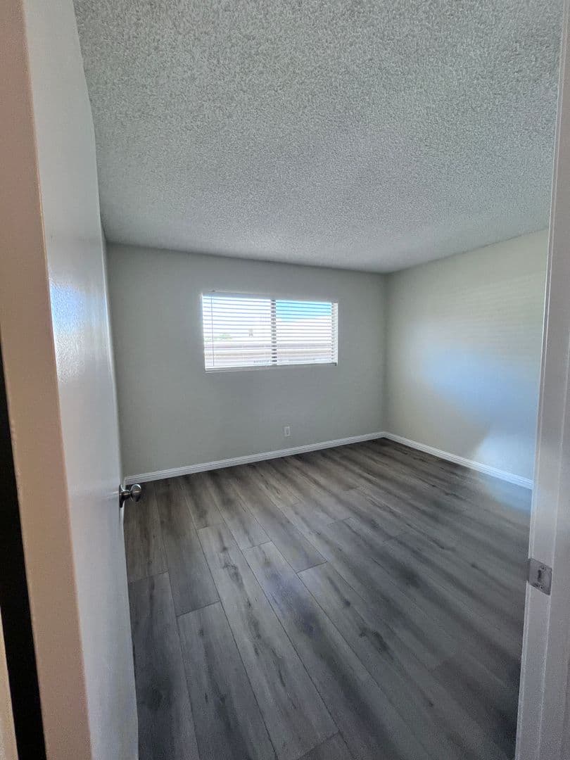 Sunland Apartment: 8608 Foothill Blvd