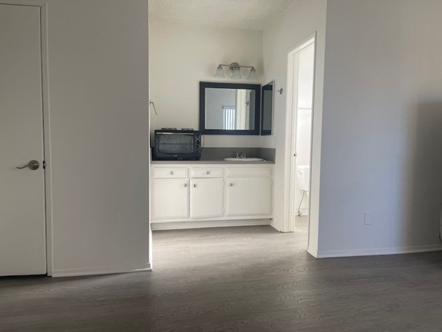 Los Angeles Apartment: 1524 Bundy Dr.