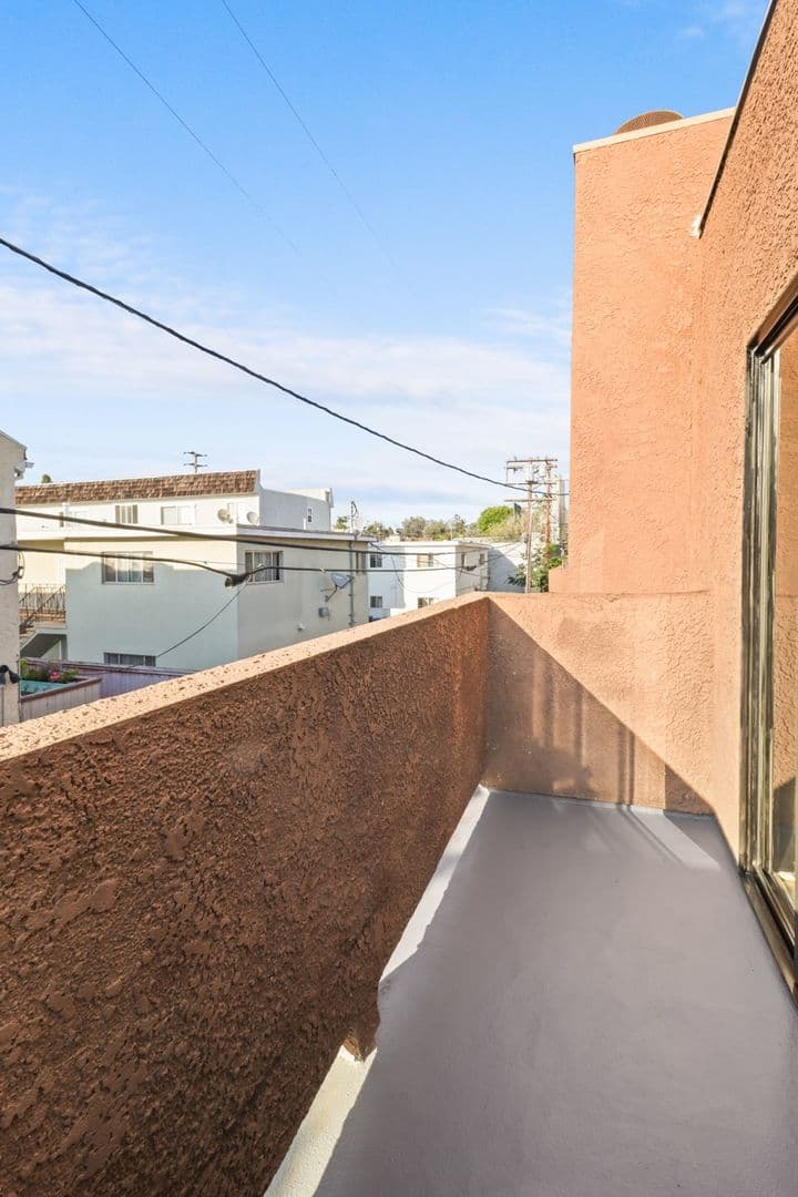 Los Angeles Apartment: 10727 - 31 Lawler St
