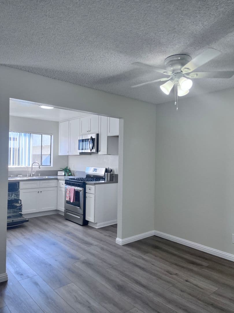Sunland Apartment: 8608 Foothill Blvd