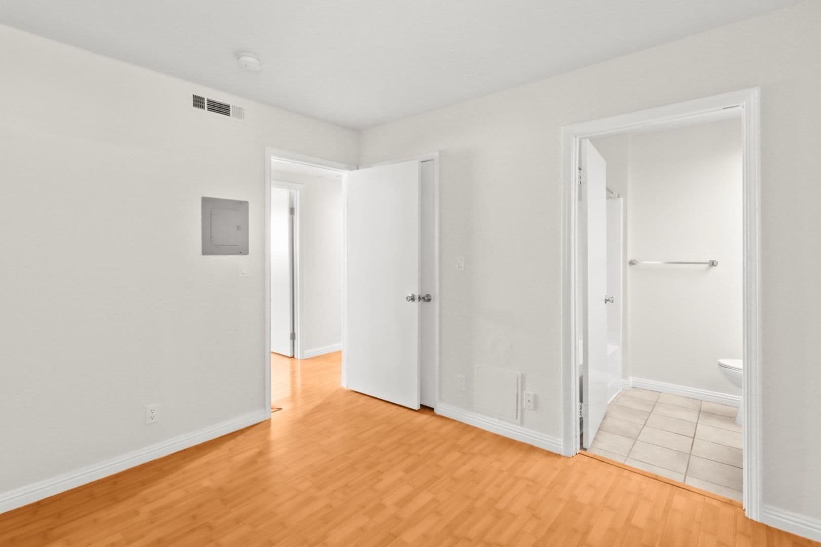 Los Angeles Apartment: 10727 - 31 Lawler St