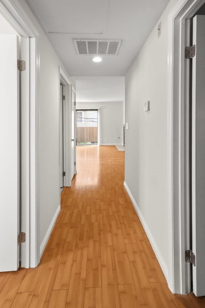 Los Angeles Apartment: 10727 - 31 Lawler St
