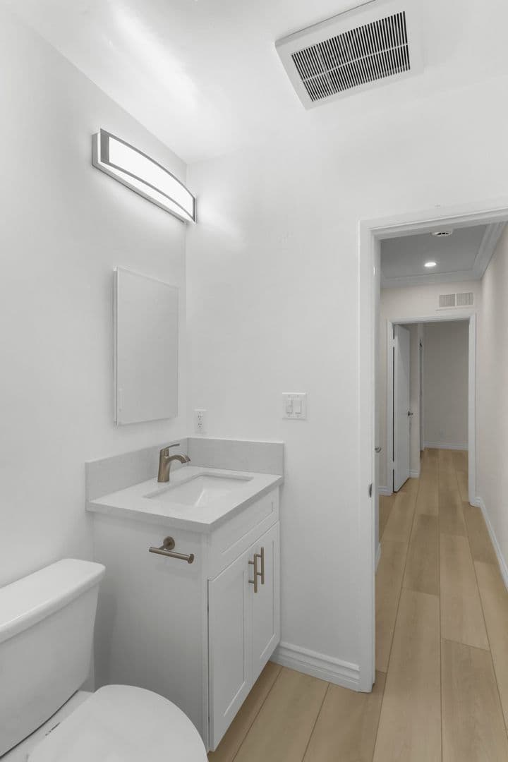Los Angeles Apartment: 11711 Goshen Ave.