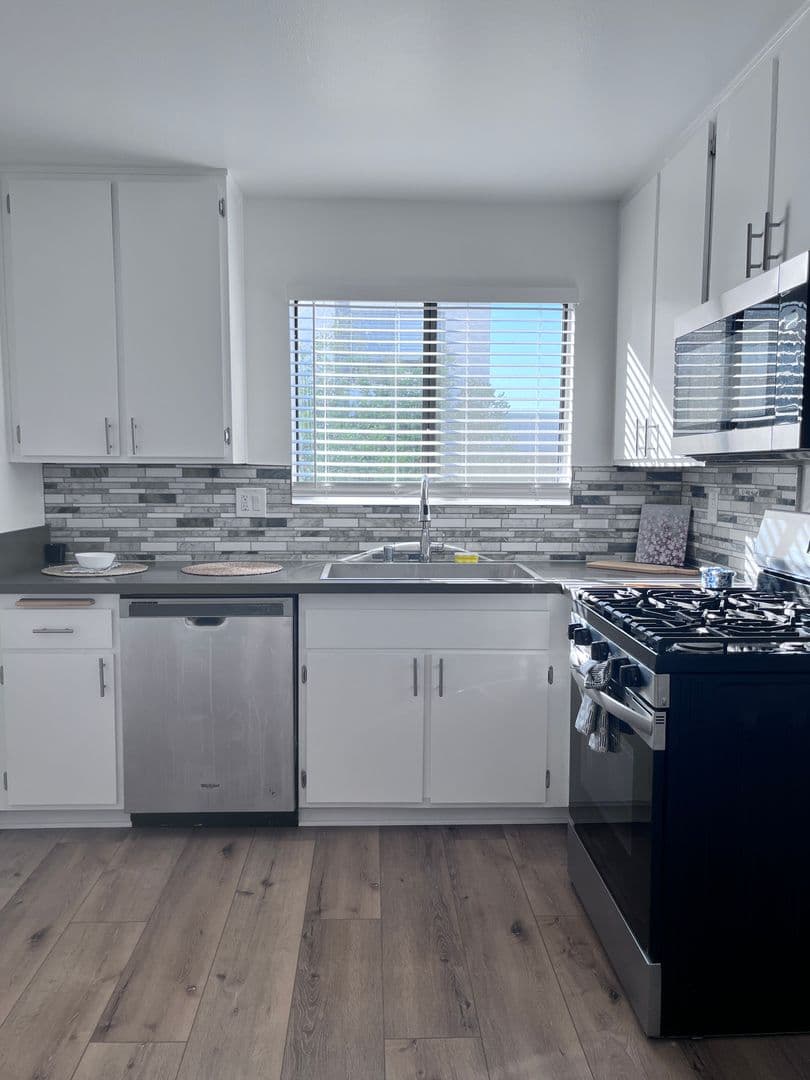 Sunland Apartment: 8608 Foothill Blvd