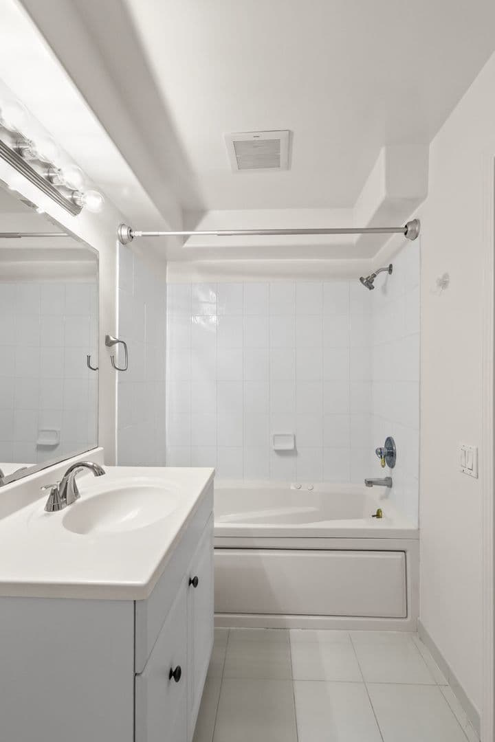 Los Angeles Apartment: 4262 Lindblade Dr