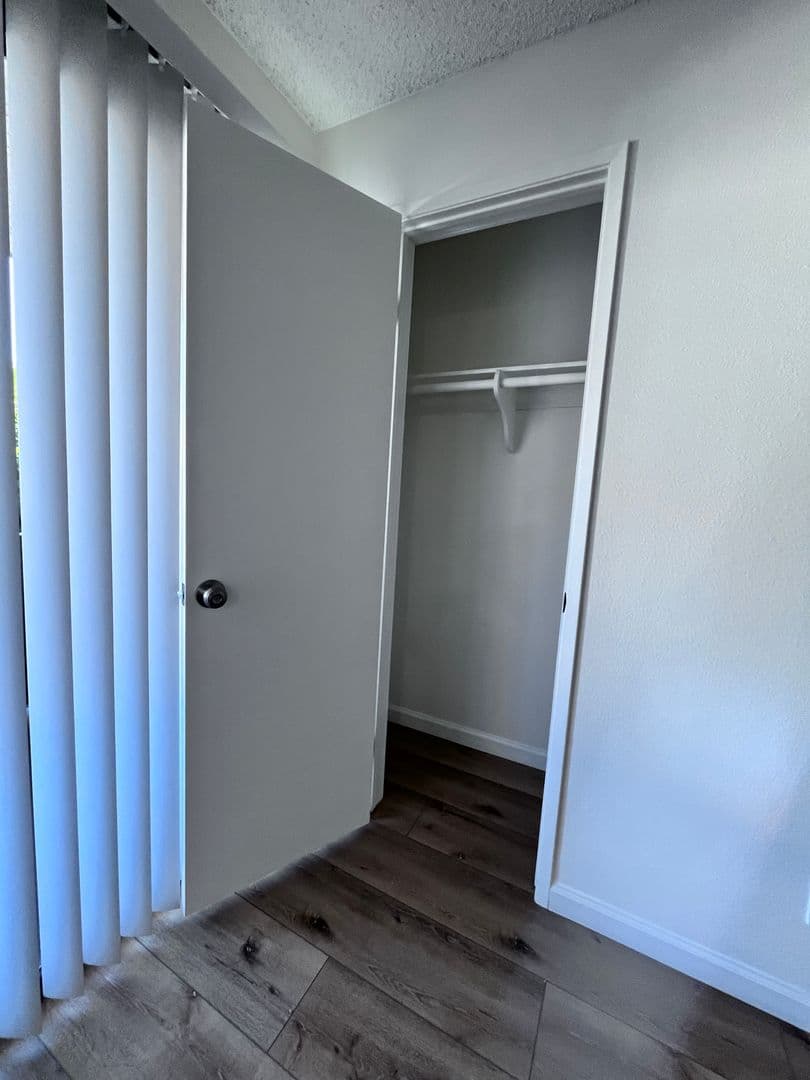 Sunland Apartment: 8608 Foothill Blvd