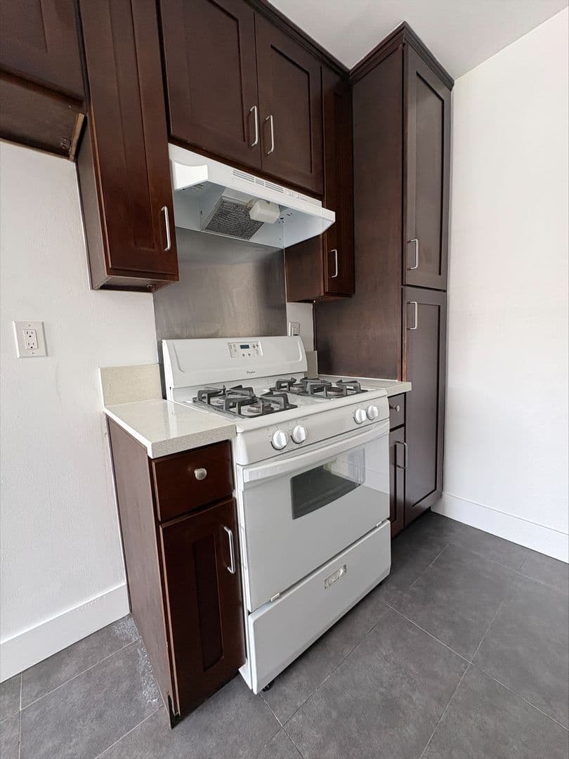 Los Angeles Apartment: 2401 Ocean View Avenue