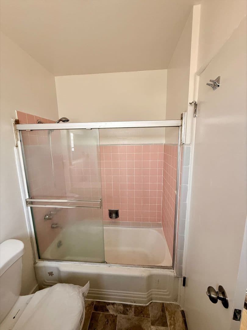 Los Angeles Apartment: 139 & 143 N. Mariposa Ave.