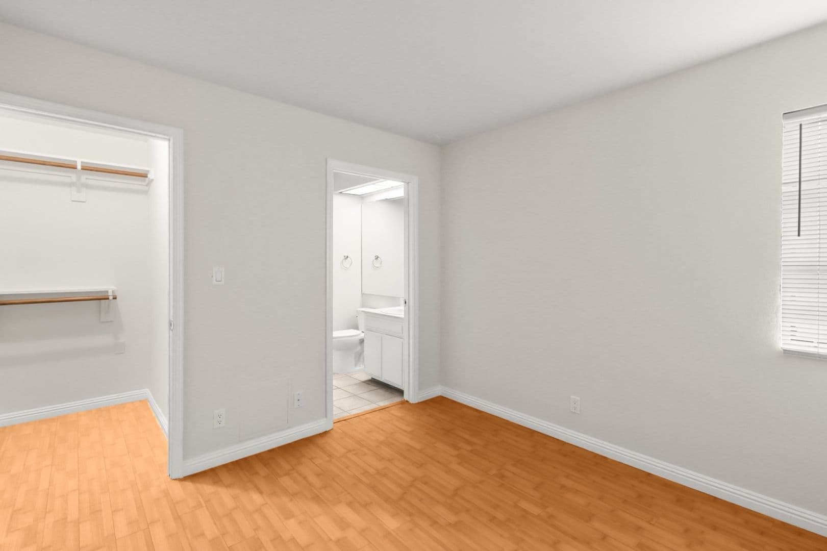 Los Angeles Apartment: 10727 - 31 Lawler St