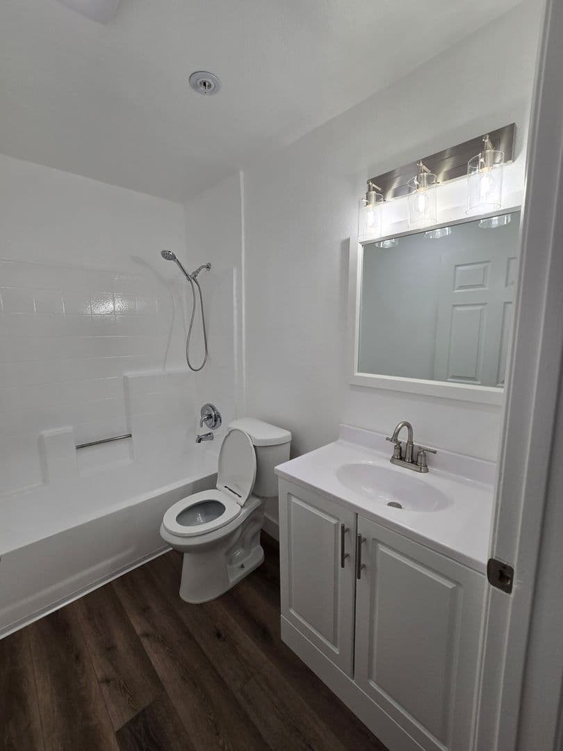 Panorama City Apartment: 9429 Van Nuys Blvd