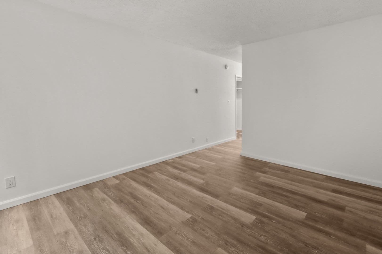 Los Angeles Apartment: 11946 Montana Ave