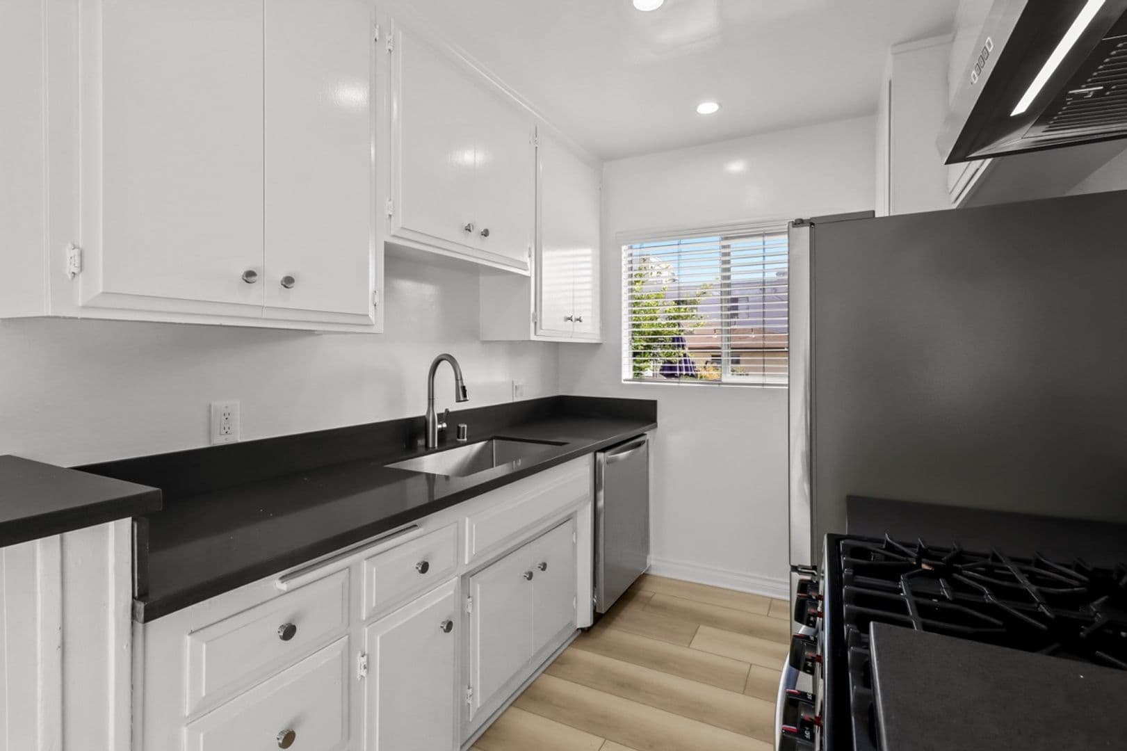 Los Angeles Apartment: 1226 McClellan Drive