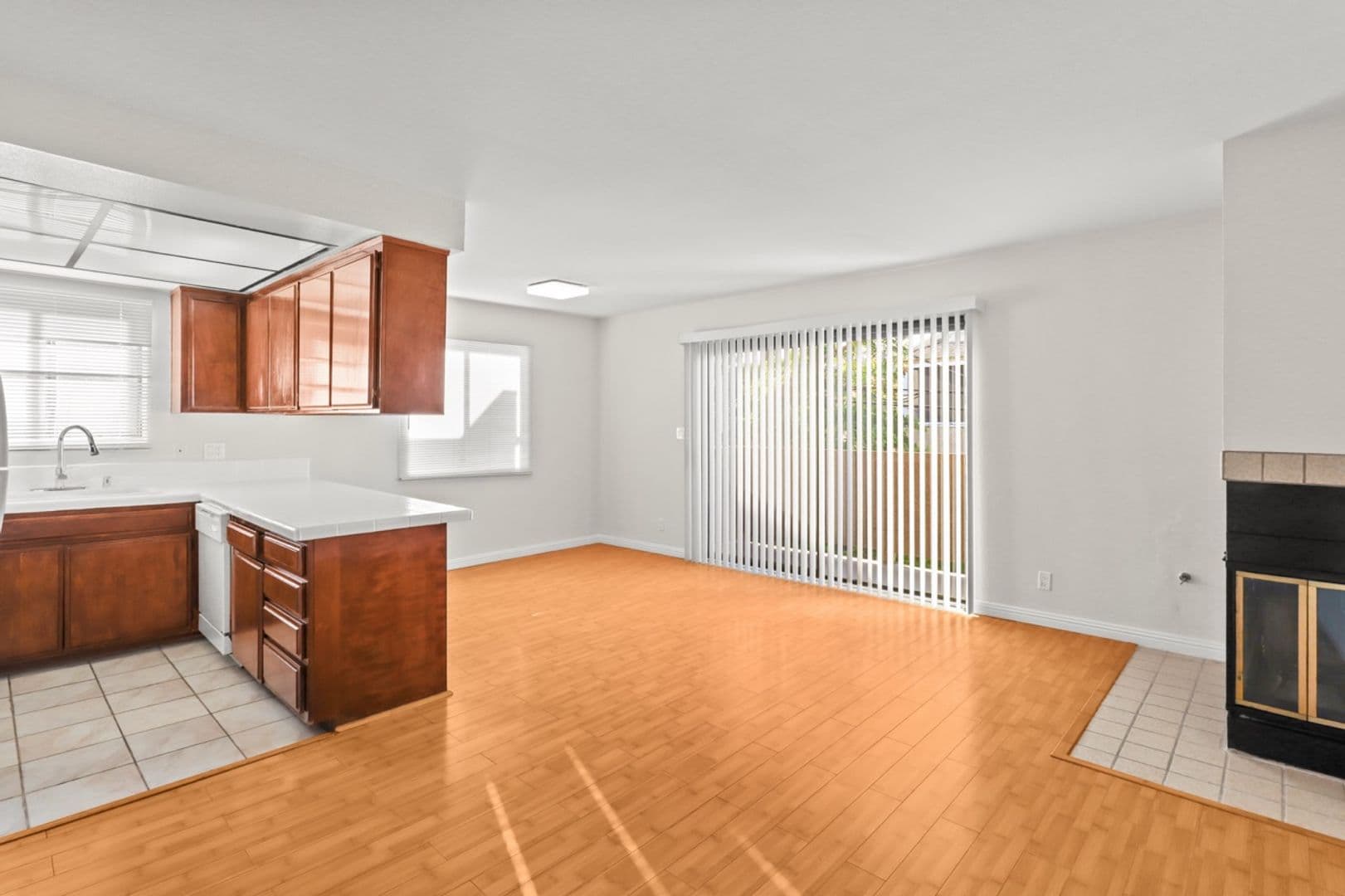 Los Angeles Apartment: 10727 - 31 Lawler St