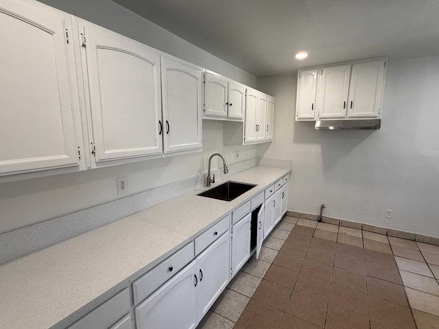 LOS ANGELES Apartment: 6210 VERMONT AVE.