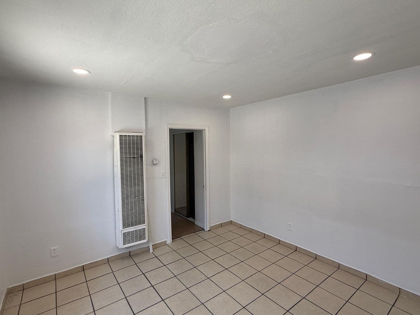 LOS ANGELES Apartment: 6210 VERMONT AVE.