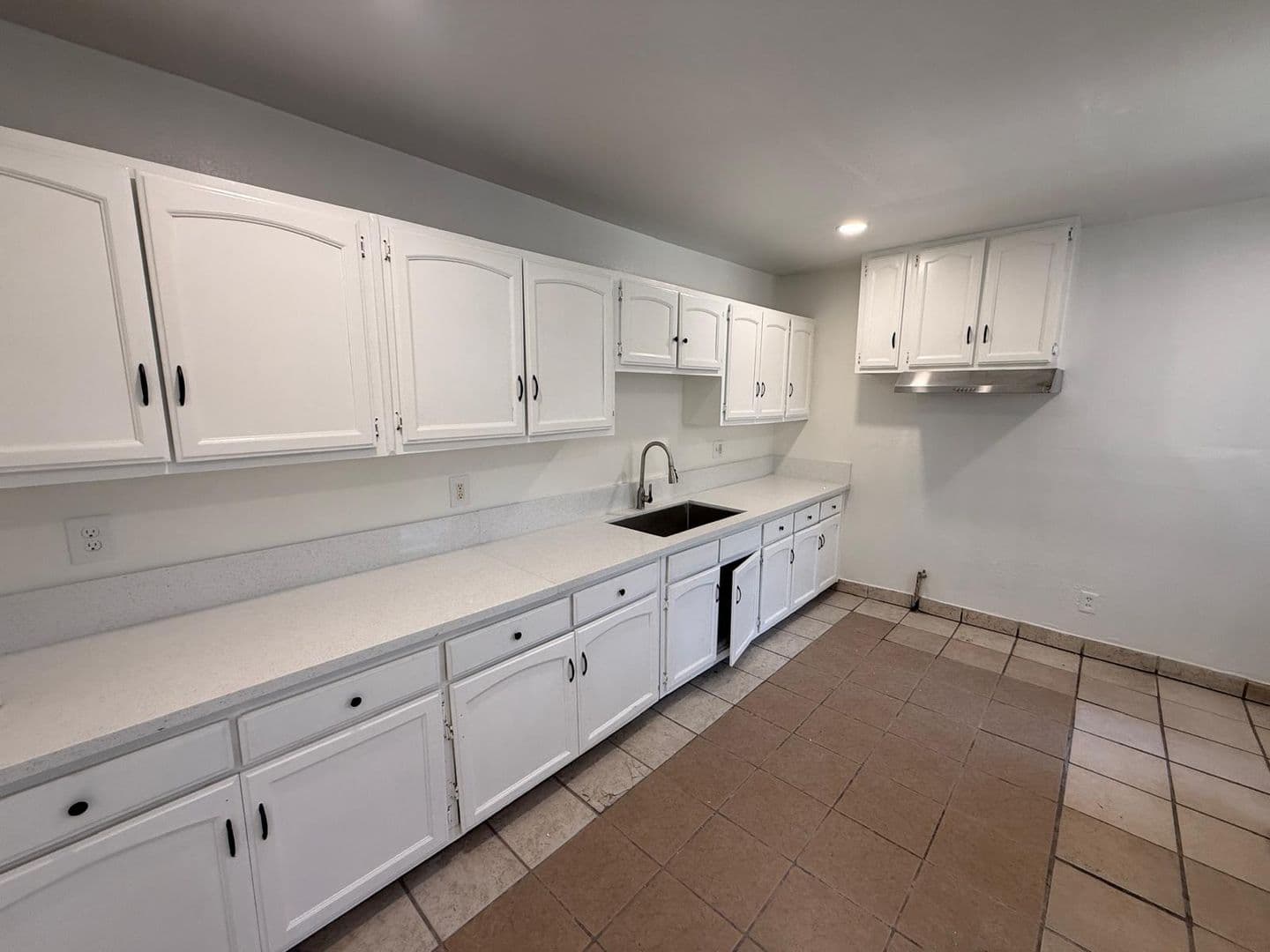 LOS ANGELES Apartment: 6210 VERMONT AVE.