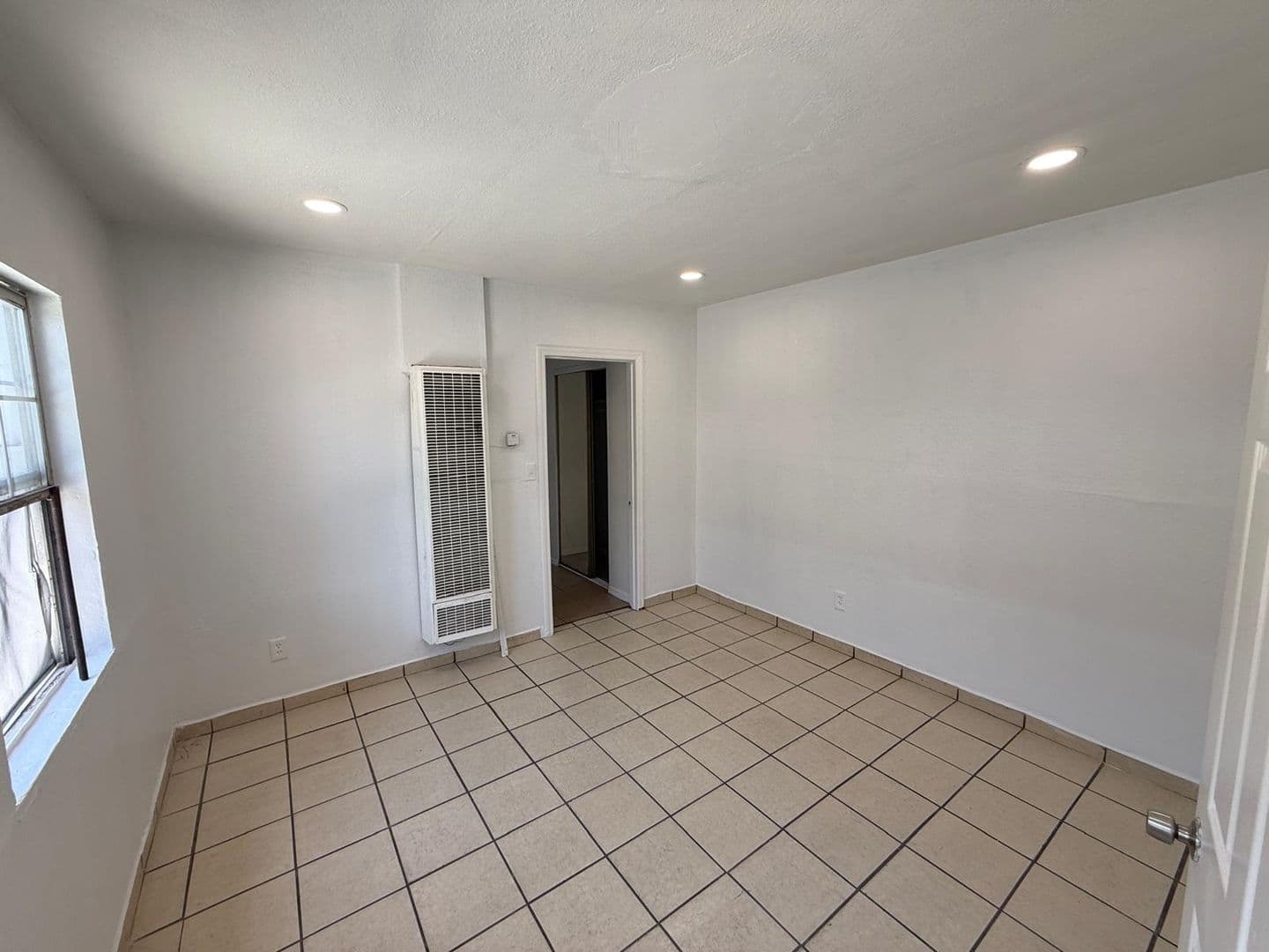 LOS ANGELES Apartment: 6210 VERMONT AVE.